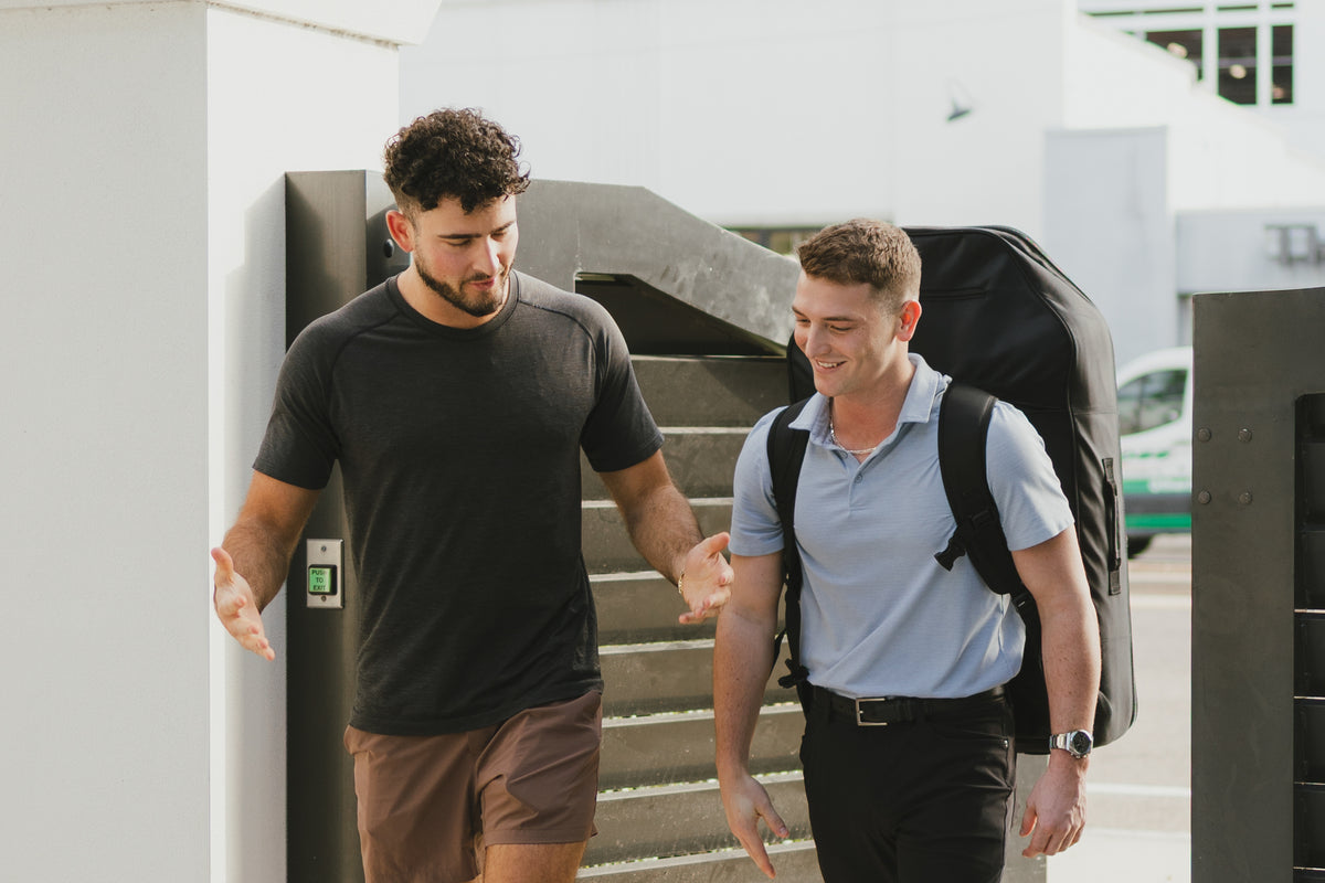 El Dr. Parker LaMarch llega con equipo portátil para una visita a domicilio
