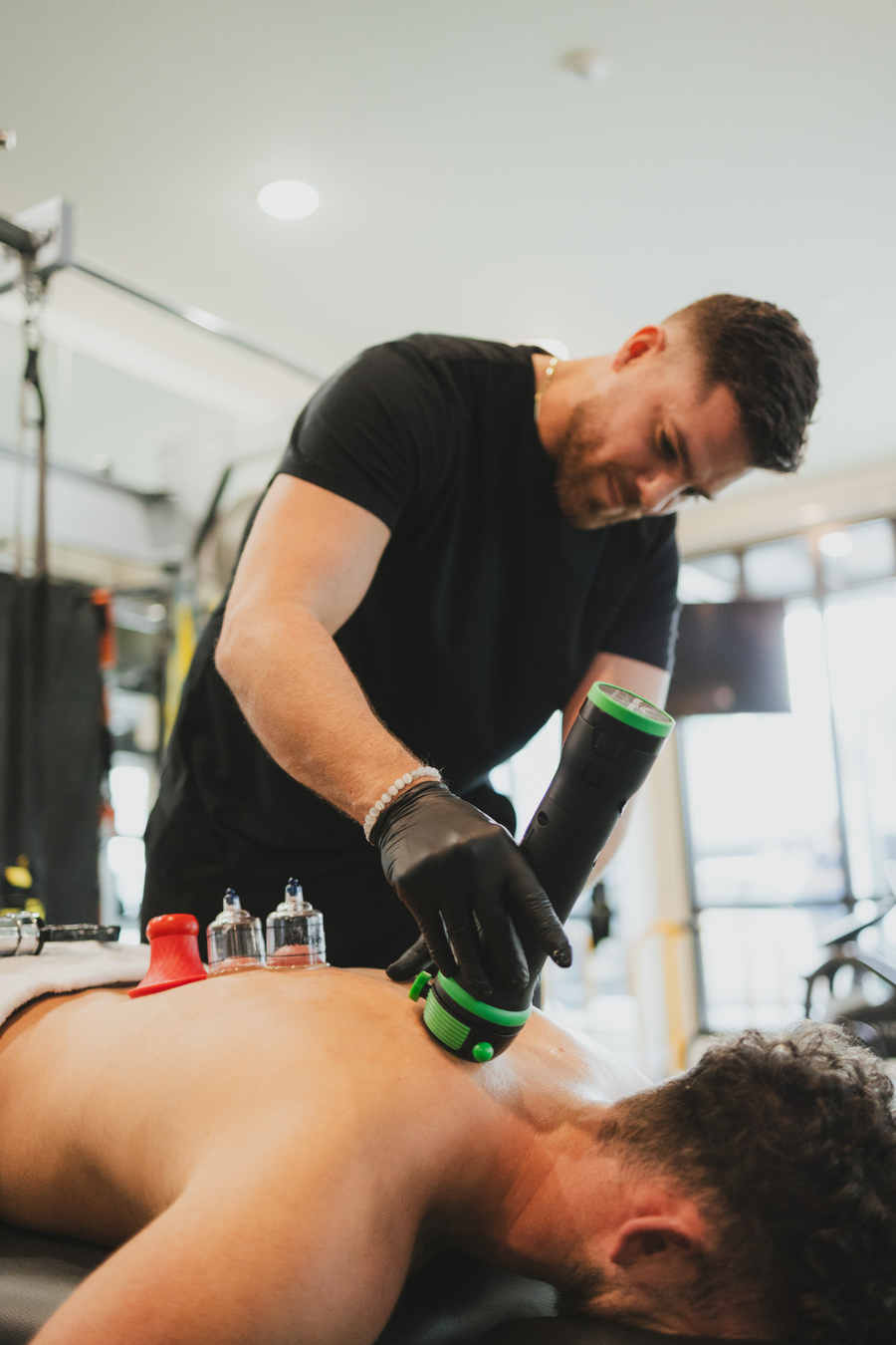 El Dr. Sebastian Torres utiliza un dispositivo Rapid Release durante una sesión de PrimeVita