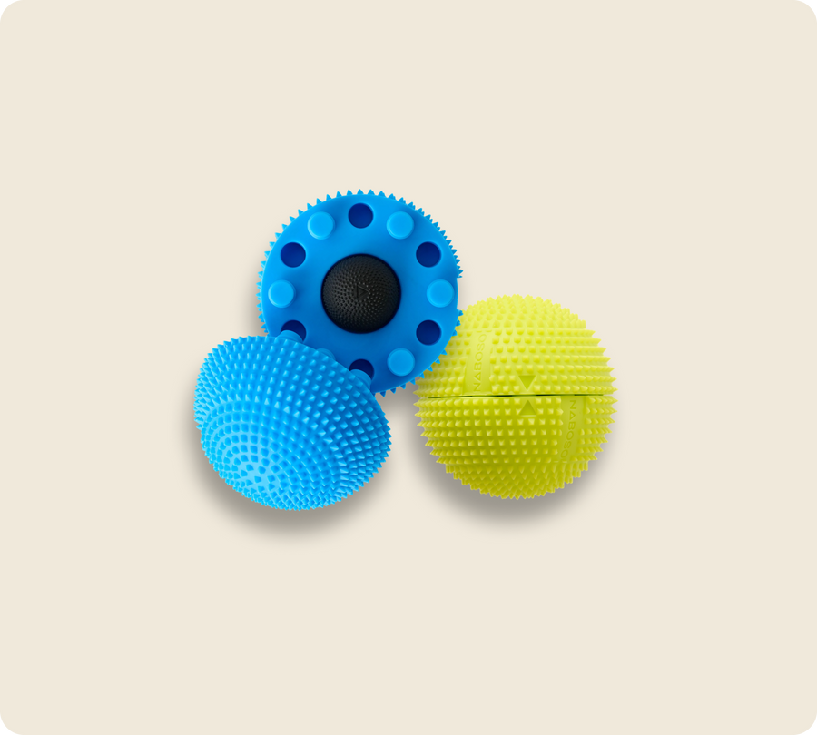 Pelotas Naboso Neuro Ball en azul y amarillo, con la pelota azul separada en dos mitades con textura